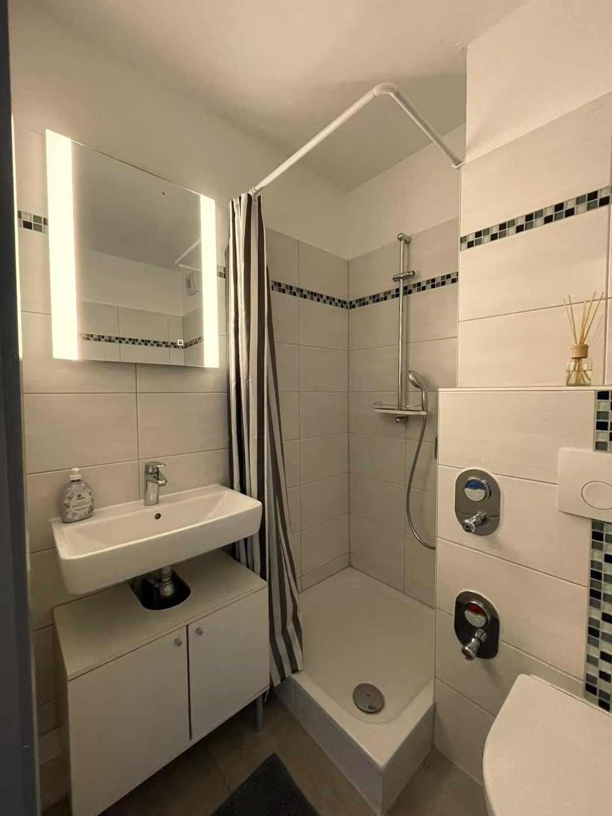 Badezimmer mit Dusche