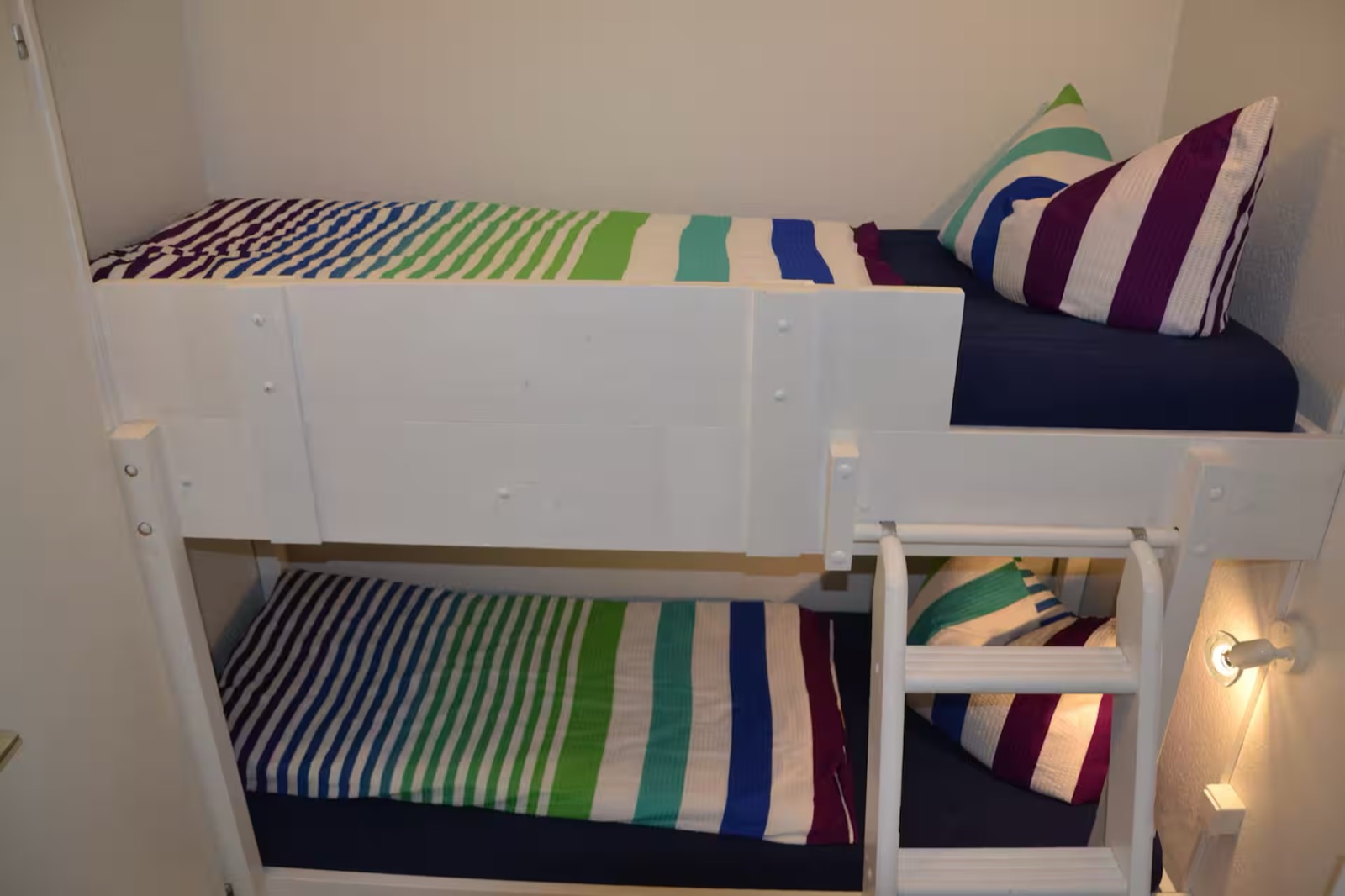 Kinder-Etagenbett mit Hochbett