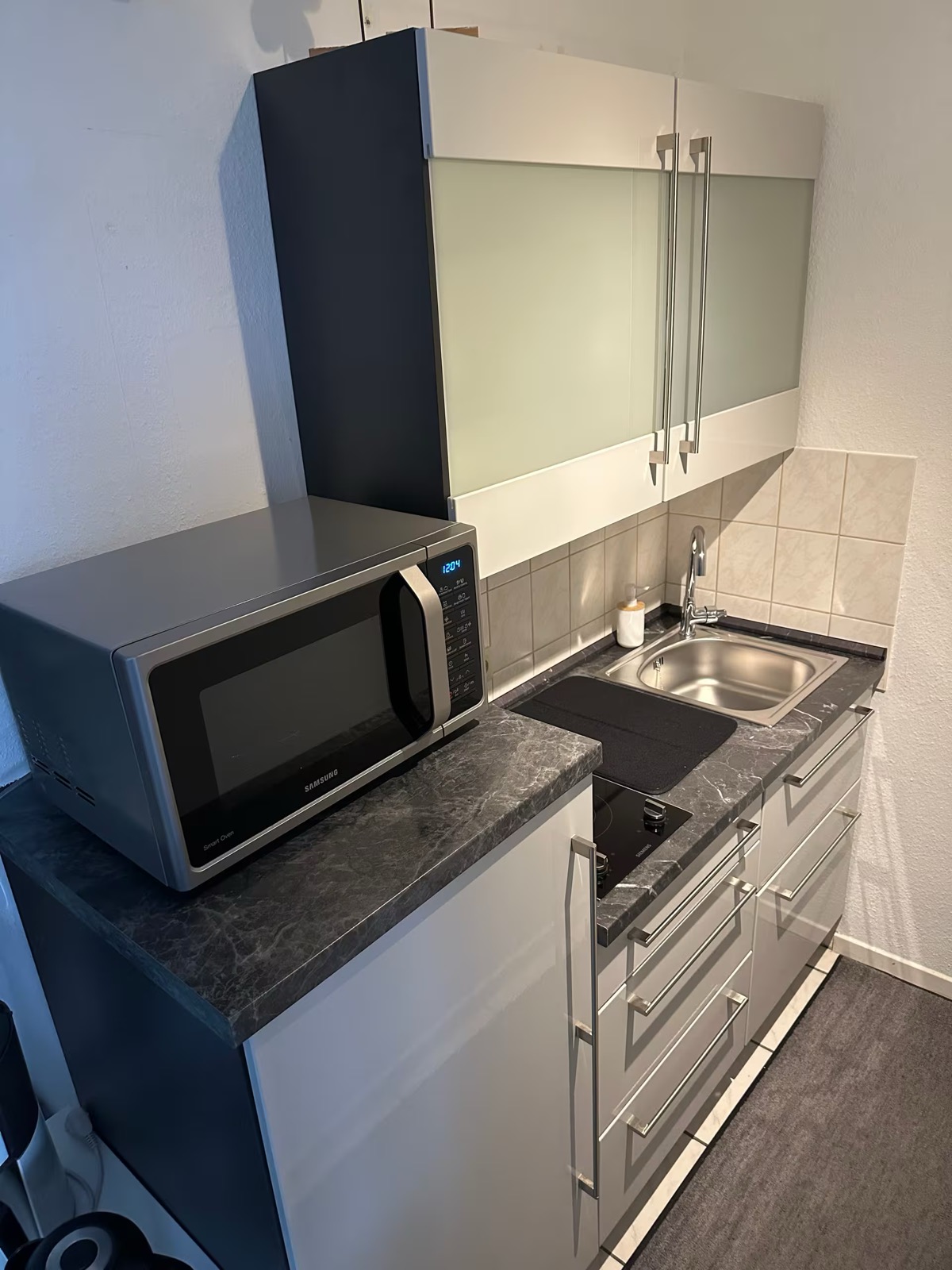 Küchenzeile mit Mikrowelle und Herd