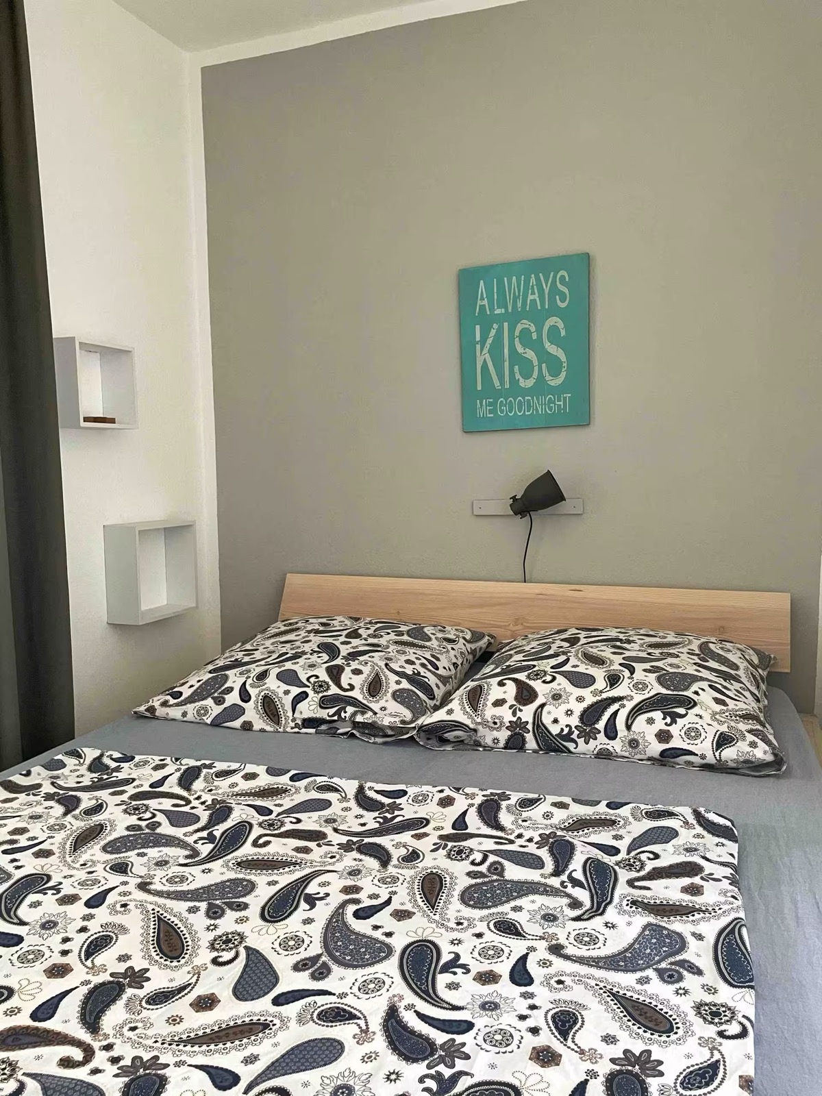 Schlafzimmer mit Doppelbett