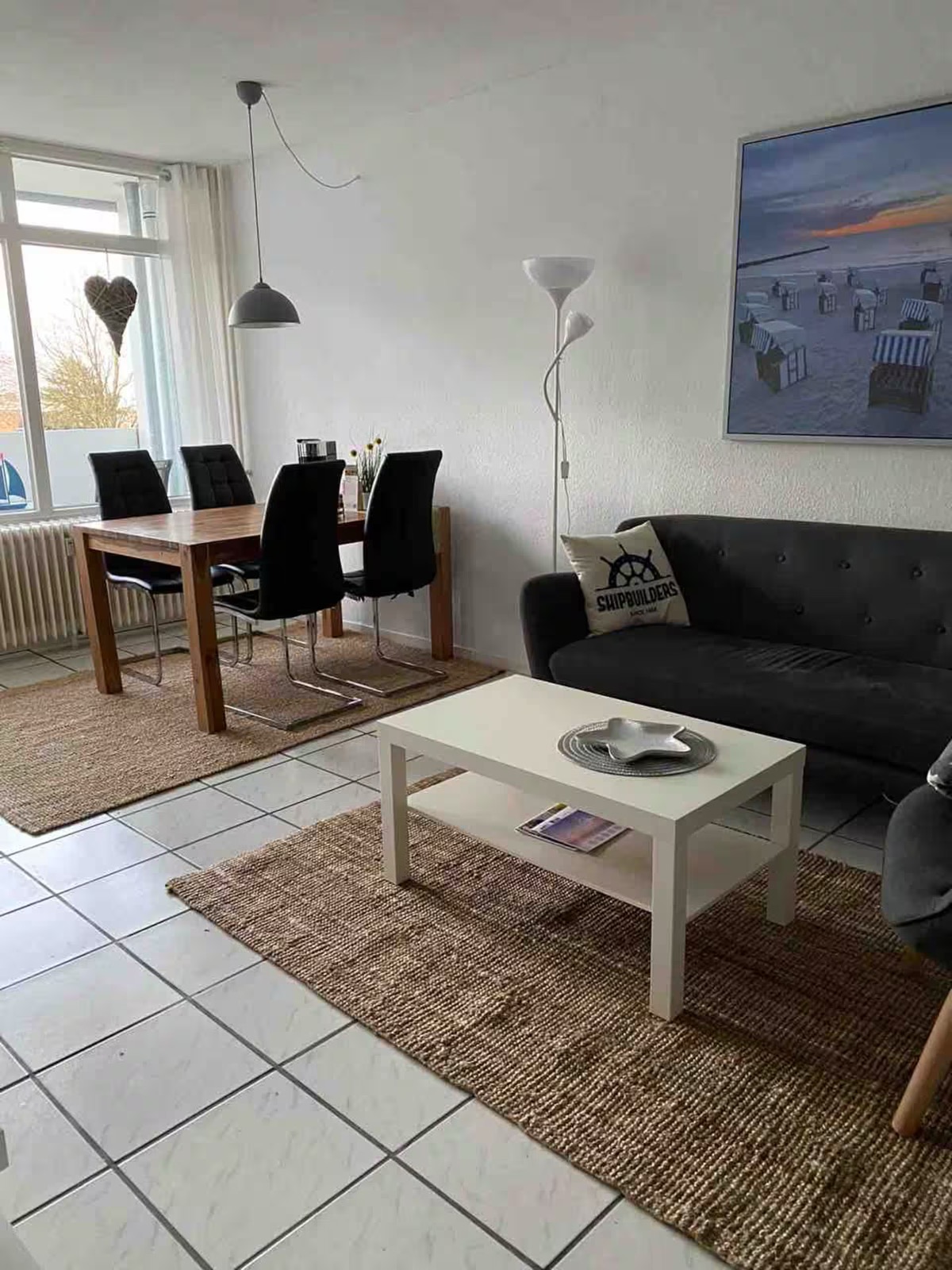 Wohnzimmer mit Essbereich und Sofa