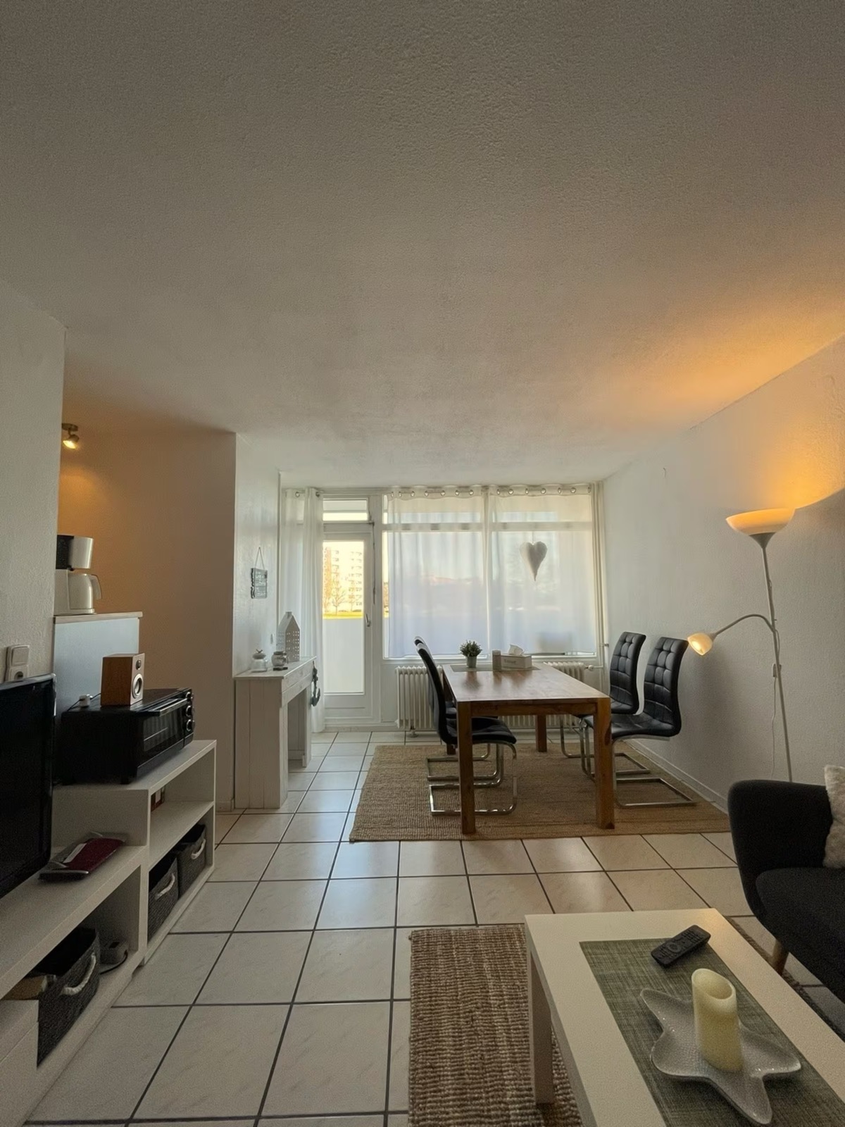 Wohnzimmer im warmen Abendlicht